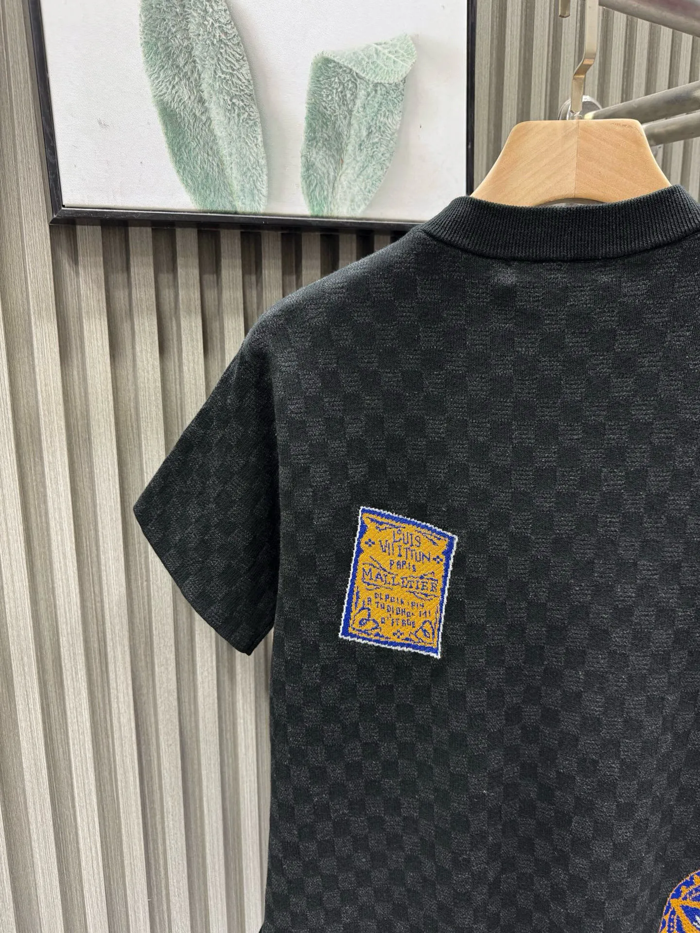 🅿️440 🀄️ Louis Vuitton LOUIS VUITTON checkerboard label knitted short sleeves. Made with custom-made cotton polished silk fabrics. Damier jacquard intarsia texture. Made from hanging woolen looms imported from Germany. The threads are matched to the original color. Environmentally friendly fixed dyeing. The jacquard fabric requires a fine yarn count. The body uses an imported 16-knit Shiti square weave. The perfect jacquard process takes 150 minutes per piece. The pattern adopts double-sided hanging wool technology, fine workmanship, clear texture and texture, extremely fine weaving threads are made of environmentally friendly fibers, the stitching uses a 16-pin plate, each closing edge must be hand-picked, the stitching must be tight and smooth, the body is neatly aligned in the front, back, left and right, the fabric has a soft and waxy drape feel, the fabric is comfortable and soft, skin-friendly, breathable and elastic. The details are exquisite and the workmanship is exquisite. The overall wiring is straight and delicate. The fabric is comfortable and soft. The color is consistent and there is no color difference. It can be matched with the same style to create a fashionable look. The three standards are complete. The same style for men and women.